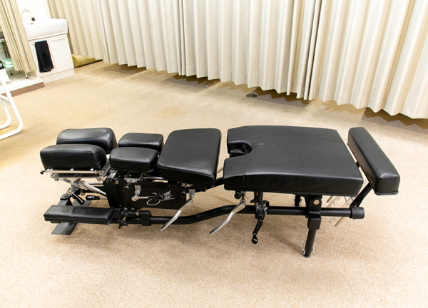 トムソンベッドで痛みの少ないソフトな施術をいたします。