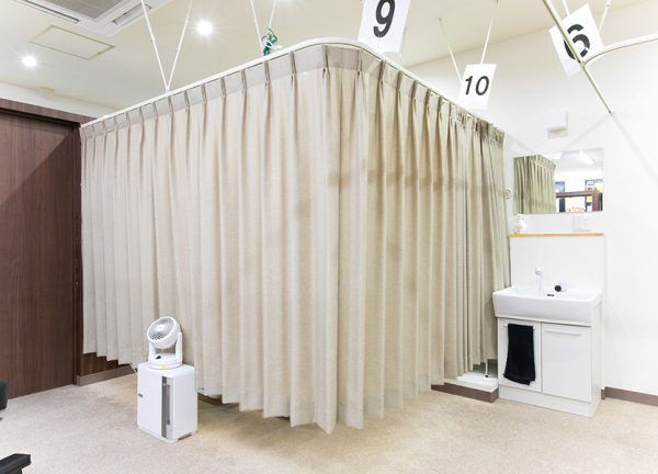 施術中はカーテンで仕切っております。