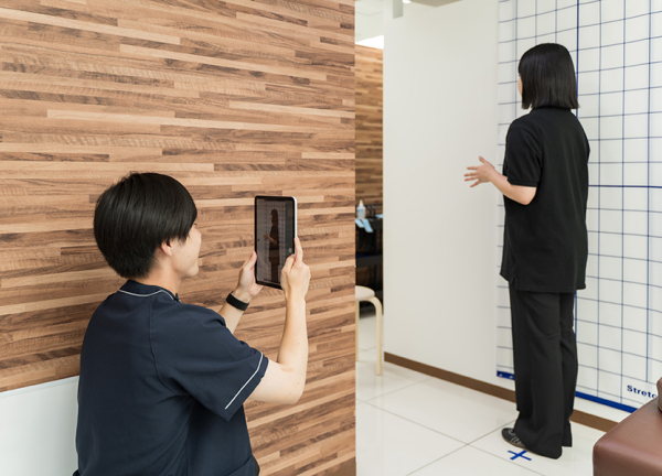 志木かなで接骨院(ゆがんだ身体を可視化できるように、写真を撮影します。)