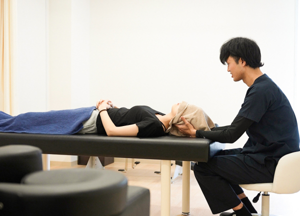 緊張した頭部の筋肉を弛緩します。