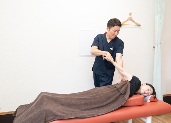 筋膜を伸ばして身体のこわばりを緩めます。