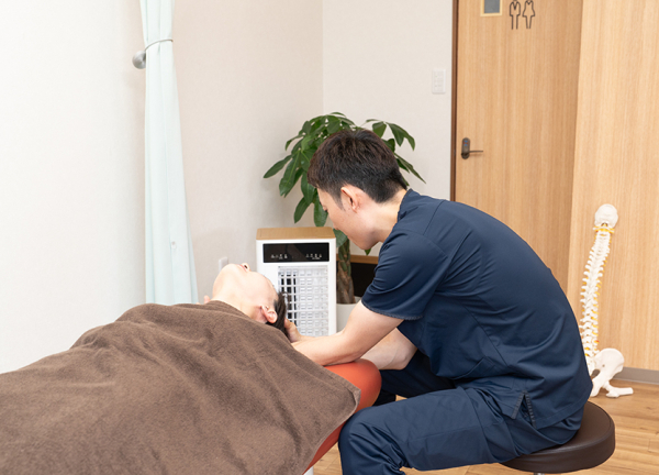 つらい首の痛みを緩和します。