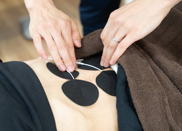 高周波電流を腹部に流し、相当な運動量を与えます。