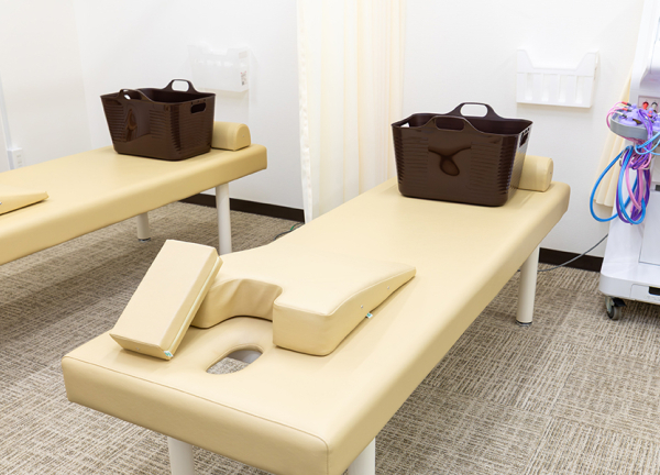 環状通東あおば接骨院・はりきゅう院(施術ベッドです。)