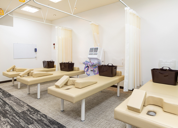 環状通東あおば接骨院・はりきゅう院(広々とした施術室です。)