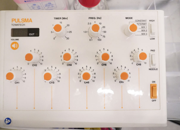 イーライフ鍼灸接骨院　豪徳寺院(通電をおこなう施術機器です。)