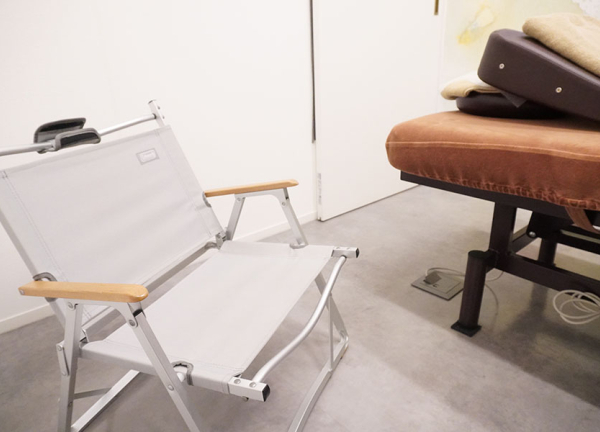 イーライフ鍼灸接骨院　豪徳寺院(ご自身で歩ける年頃のお子様用にイスもご用意しています。)