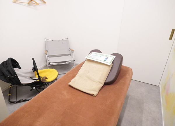 イーライフ鍼灸接骨院　豪徳寺院(施術ベッド近くにバウンサーを設置できます。)