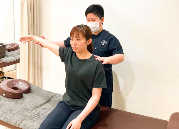 ほねキング　越谷駅西口整骨院(全身のバランスを確認します。)