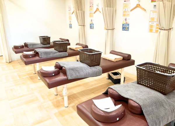 ほねキング　越谷駅西口整骨院(広々とした施術室です。)