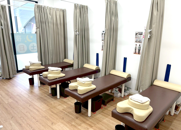 名倉堂鍼灸院・接骨院　ブランチ福岡下原(施術台ごとにカーテンで仕切られており、プライバシーにも配慮しています。)