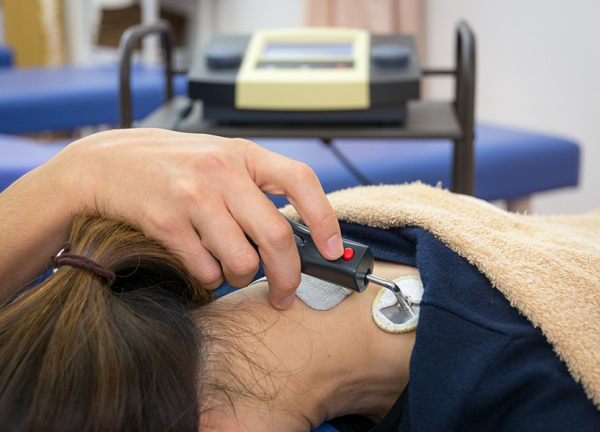だいふく整骨院　東石井院(首の痛みを確認します。)