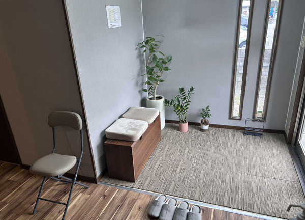 アスリートケアながさわ治療院　【鍼灸】(待合室です。)