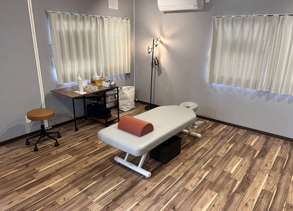 アスリートケアながさわ治療院　【鍼灸】(施術ベッドです。)