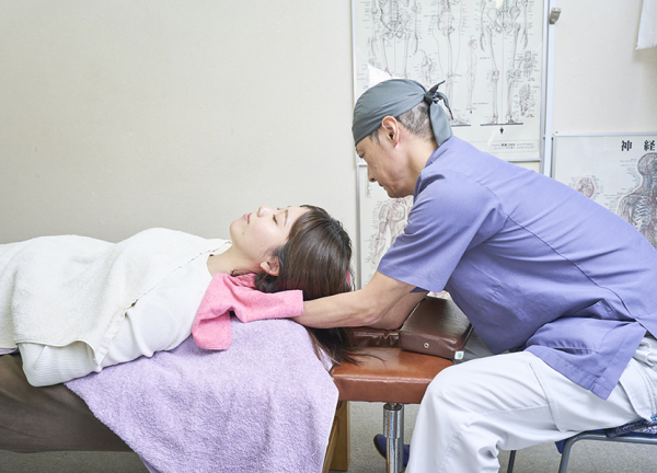 新堀接骨院(背中や首まわりのコリを緩和します。)