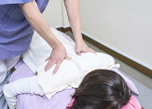 新堀接骨院(硬くなった筋肉を弛緩して血行を促進します。)