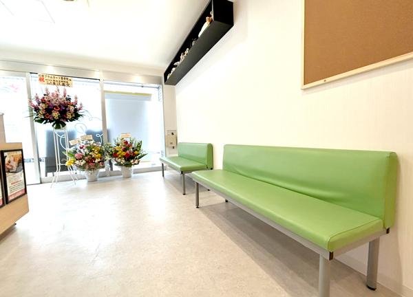 ぷらむろーど杉田整骨院・鍼灸院(待合スペースにておくつろぎください。)