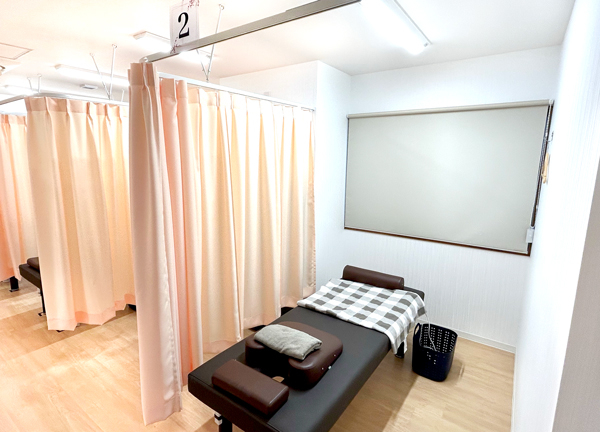 ぷらむろーど杉田整骨院・鍼灸院(施術ベッドごとにカーテンで仕切り、プライバシーにも配慮。)