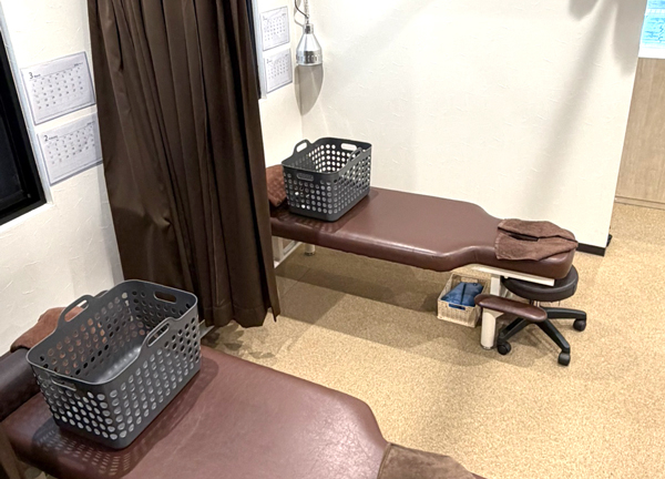 スタート鍼灸整骨院(施術台ごとにカーテンで仕切り、プライバシーにも配慮。)