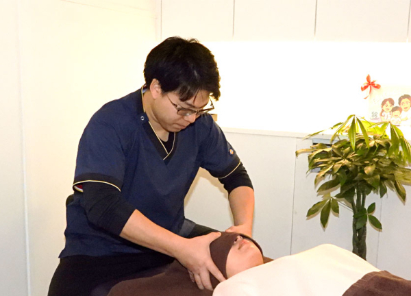 蒼整骨院　吉祥寺東急ＲＥＩホテル店(頭部のコリを丁寧にほぐしていきます。)