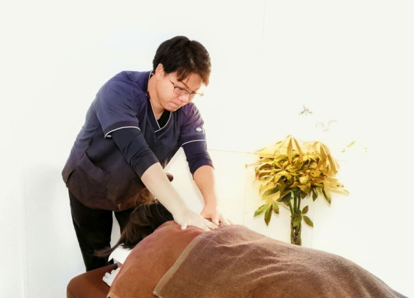 蒼整骨院　吉祥寺東急ＲＥＩホテル店(丁寧な手技で凝り固まった筋肉をほぐしていきます。)