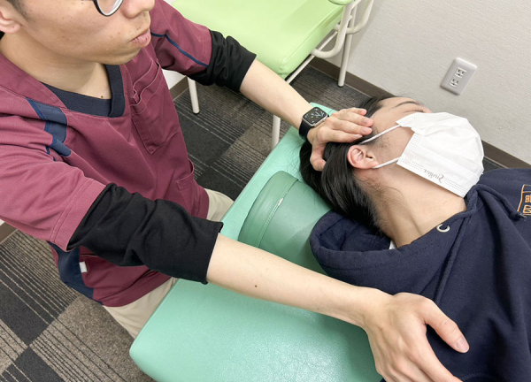 アスミルはり灸接骨院　金山駅前店(正しい姿勢へ導きます。)