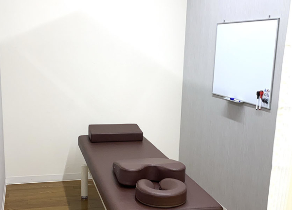 前橋スマイル接骨院・整体院(ホワイトボードを用いて説明をおこないます。)