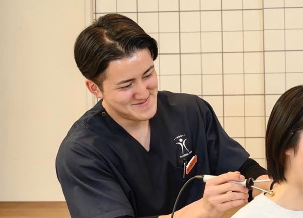 タシマ接骨院　神辺(電気施術機器を用いて痛みの緩和をおこないます。)