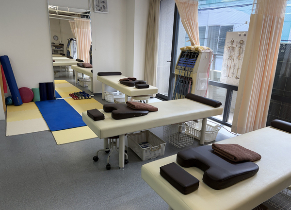 ｊｏｙｐｌｕｓ．枚方鍼灸整骨院(施術室の横にパーソナルスペースがございます。)