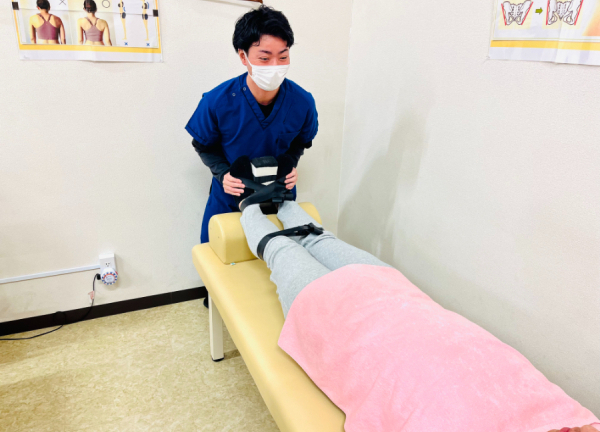 ＮＡＯＳＥＬ守恒整骨院(ゴムバンドなどを巻いて足関節の調整をおこないます。)