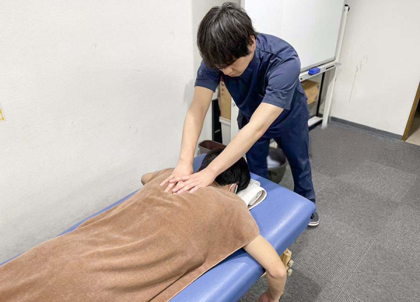 新御徒町接骨院(デスクワークやスマホの長時間利用による肩こりを放置せずケアすることを推奨しています。)