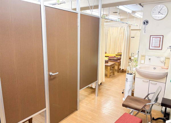 門前仲町整骨院・鍼灸院(ブラウンベースの落ち着く空間です。)
