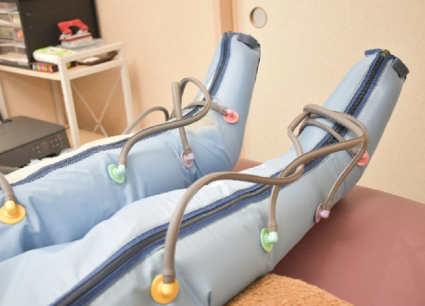 ふるたに整骨院(機器を使用し、足の血行を促進していきます。)