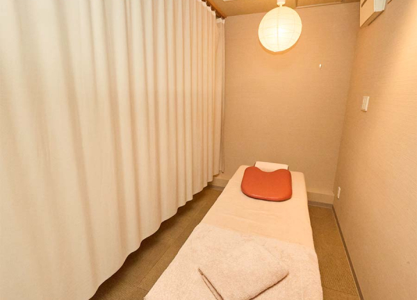 整骨院・鍼灸院ｔａｂｉ(仕切り用のカーテンを閉めることで半個室空間にて施術を受けることができます。)