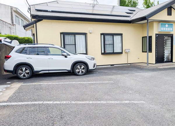 梅室整骨院(施設の入り口前に、駐車場を完備しています。)