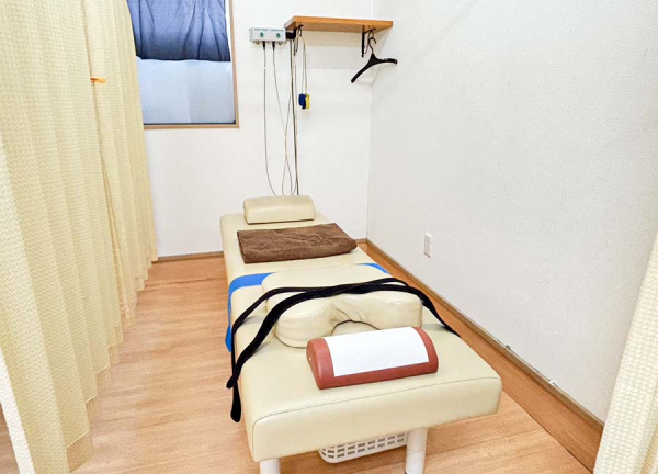 わだ整骨院(仕切り用のカーテンを閉めることで半個室空間で施術を受けることができます。)