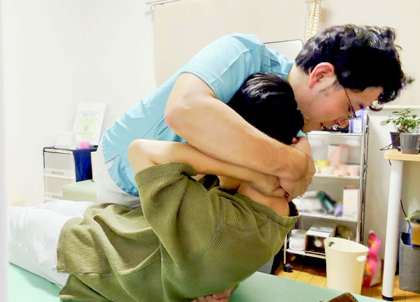 たとみ整骨院　富田林院(老若男女問わず多い「姿勢のみだれ・猫背・反り腰」を本来の美しいバランスへと導きます。)