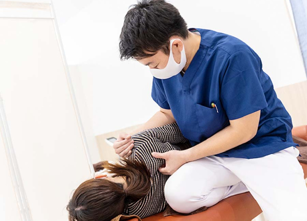 よつば整骨院(老若男女問わず多い「猫背・反り腰」もご相談ください。)