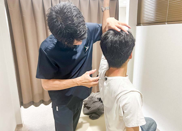 なかじま鍼灸院整骨院　桜ヶ丘(猫背改善や骨盤矯正などには「アクチベーター」という器具を用いて身体のバランスを整えます。)