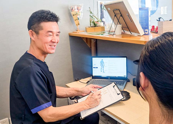 ちゅら整骨院(AIによる神経バランス分析機能を活用しながら、わかりやすい説明をおこなっています。)