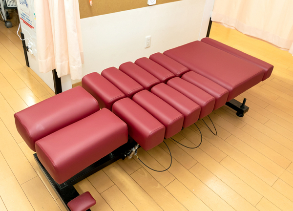わかば整骨院(骨格調整用のベッドです。)