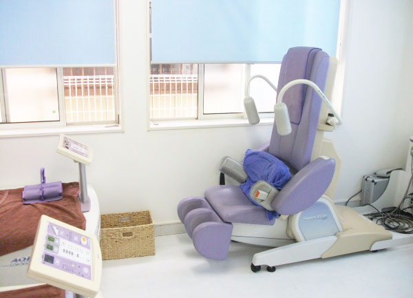 福島鍼灸接骨院　大和田院(施術内容に合わせた施術台が完備されています。)