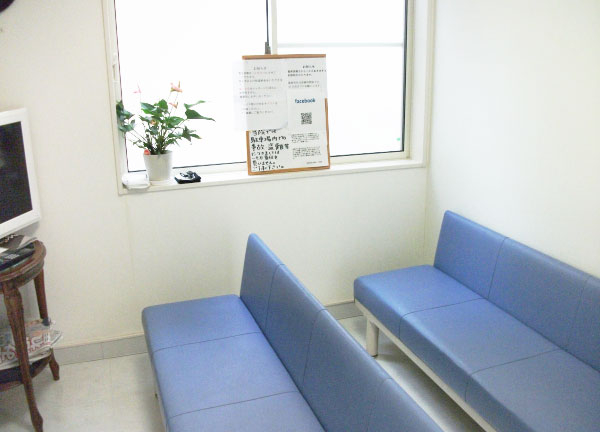 福島鍼灸接骨院　大和田院(待合室は清潔感があります。)