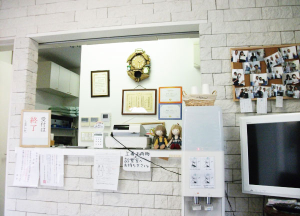 福島鍼灸接骨院　大和田院(受付にはかわいい時計やぬいぐるみなどが置いてありアットホームな雰囲気です。)