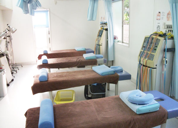 福島鍼灸接骨院　大和田院(施術室には施術ベッドが7台あり、間仕切りもあります。)