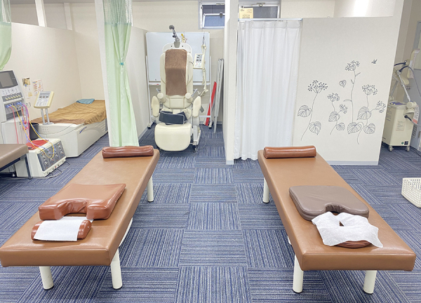 キューポラ接骨院【鍼灸】(落ち着いた色合いのベッドです。)