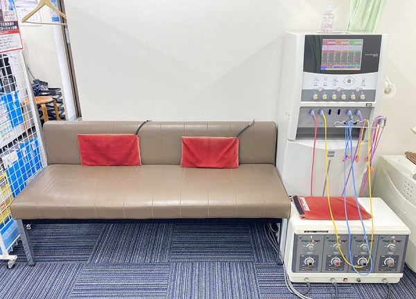 キューポラ接骨院【鍼灸】(座って電気を流して筋肉疲労の緩和を目指します。)