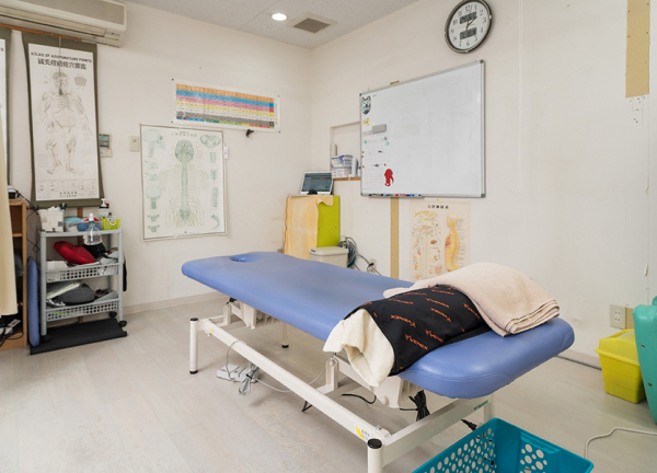 上福岡しらふじ整骨院【鍼灸】(施術ベッドでゆっくり寛いでください。)