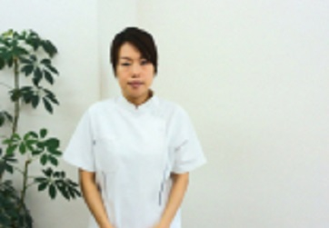 新納　有子スタッフ紹介スタッフ写真02